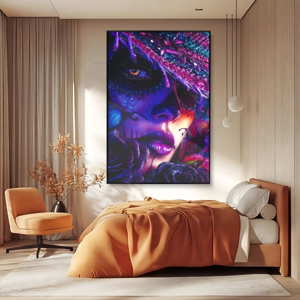 Tablou canvas cu tablou canvas cu portret feminin mov, in rama de aluminiu negru, pe perete intr-un dormitor